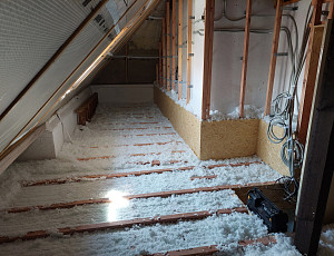 Zateplení stropu rodinného domu pomocí foukané izolace